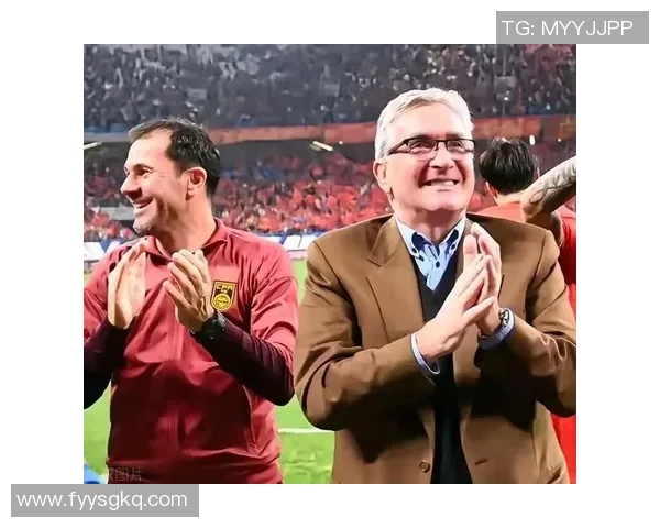 粉丝巧妙假装与足球明星握手引发热议网络视频瞬间走红